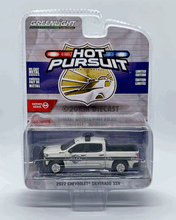 Load image into Gallery viewer, Greenlight 1/64 Hot Pursuit Series 44 2022 Chevrolet Silverado SSV
